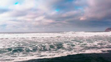 aéreo ver de Oceano horizonte con puesta de sol cielo mosca encima. video