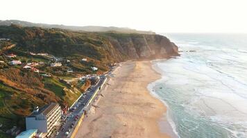 solnedgång på de strand praia grande, portugal. skön solnedgång på de portugisiska strand praia grande, i portugal. video