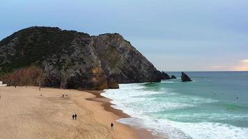 le coucher du soleil sur le plage Praia grande, le Portugal. magnifique le coucher du soleil sur le Portugais plage Praia grande, dans le Portugal. video