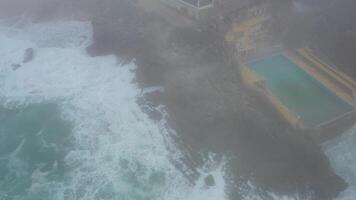 un aereo Visualizza di un' nuoto piscina nel il oceano video