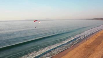 antenne visie van Golf Aan de strand met zand en turkoois golven video