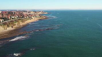 aérien drone coup plus de turquoise mer et vagues sur atlantique océan video