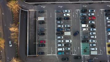 tempo periodo di parcheggio lotto di shopping centro pieno con diverso macchine. video