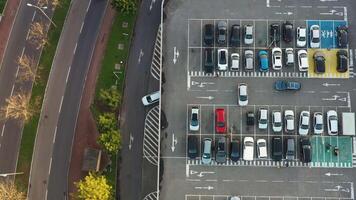 tid upphöra av parkering massa av handla Centrum fylld med annorlunda bilar. video