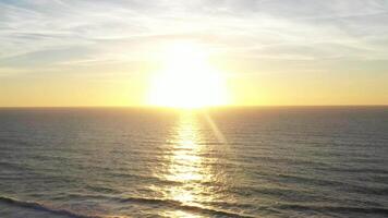 antenne visie van oceaan horizon met zonsondergang lucht vlieg over. video
