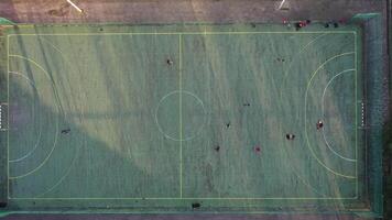 Fußball Feld Antenne Sicht, Öffentlichkeit Fußball Gericht zum Ausbildung und Wettbewerb im Stadt. video