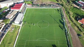 futebol campo aéreo visualizar, público futebol quadra para Treinamento e concorrência dentro cidade. video