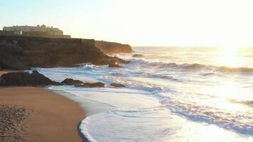 Sonnenuntergang auf das Strand Praia großartig, Portugal. schön Sonnenuntergang auf das Portugiesisch Strand Praia großartig, im Portugal. video