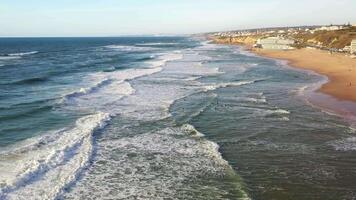 puesta de sol en el playa praia grande, Portugal. hermosa puesta de sol en el portugués playa praia grande, en Portugal. video