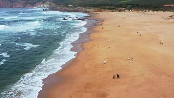 aérien vue de vague sur le plage avec le sable et turquoise vagues video