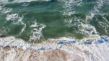 aereo Visualizza di onda su il spiaggia con sabbia e turchese onde video