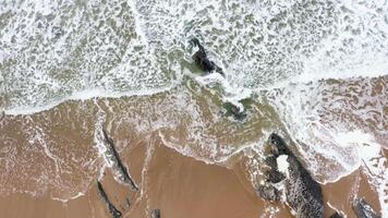 aereo Visualizza di onda su il spiaggia con sabbia e turchese onde video