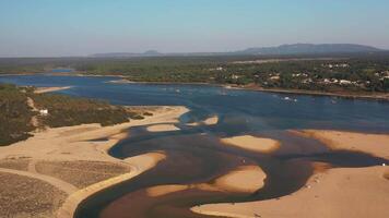 solnedgång på de strand praia grande, portugal. skön solnedgång på de portugisiska strand praia grande, i portugal. video