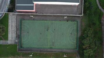 futebol campo aéreo visualizar, público futebol quadra para Treinamento e concorrência dentro cidade. video