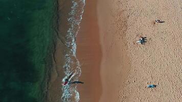 antenne visie van Golf Aan de strand met zand en turkoois golven video