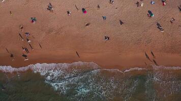 aéreo ver de ola en el playa con arena y turquesa olas video