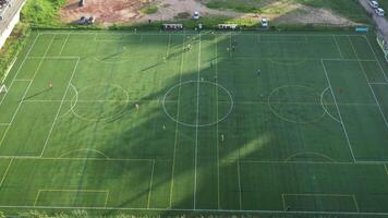Amerikaans voetbal veld- antenne visie, openbaar voetbal rechtbank voor opleiding en wedstrijd in stad. video