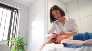 een vrouw krijgen een gelaats massage in een schoonheid salon video