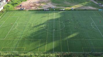 futebol campo aéreo visualizar, público futebol quadra para Treinamento e concorrência dentro cidade. video
