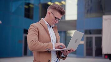 attività commerciale. uomo d'affari utilizzando il computer portatile all'aperto adulto caucasico maschio attività commerciale persona occhiali Guardando taccuino video