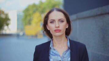portret van een zaken vrouw in een bedrijf pak video