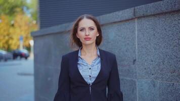 Porträt von ein Geschäft Frau im ein Geschäft passen video