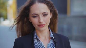 porträtt av en bussiness kvinna i en företag kostym video