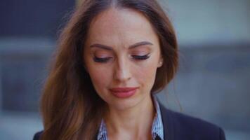 Porträt von ein Geschäft Frau im ein Geschäft passen video