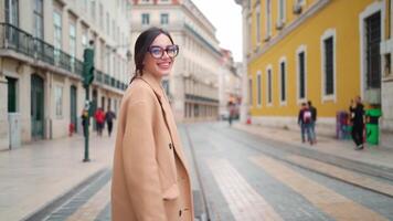 une femme dans des lunettes est en marchant vers le bas une rue video