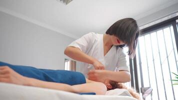 une femme avoir une faciale massage dans une beauté salon video