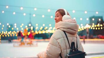un mujer en un invierno Saco en pie cerca a hielo pista video