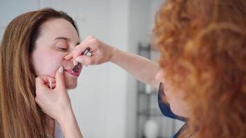 bedenken artiest maakt markeringen met potlood voor lippen blijvend tatoeëren. blijvend bedenken tatoeëren. professioneel bedenken en huid zorg schoonheidsspecialiste video