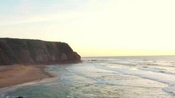 Sonnenuntergang auf das Strand Praia großartig, Portugal. schön Sonnenuntergang auf das Portugiesisch Strand Praia großartig, im Portugal. video