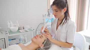 estetico cosmetologia trattamento, facciale sollevamento con crioterapia macchina donna cosmetologo trasporta su crioterapia sollevamento massaggio per ristabilire e elevare paziente pelle video