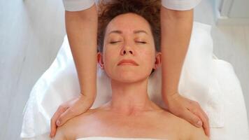 uma mulher obtendo uma facial massagem dentro uma beleza salão video