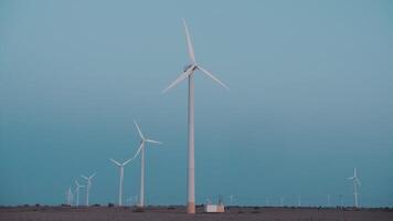 wind turbine generator wind energie fabriek macht turbine. wind macht hernieuwbaar elektrisch video