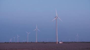 wind turbines roterend en genereren groen ecologisch energie. wind boerderij in een groen landschap. duurzame energie voor de mooi zo van de planeet en natuur video