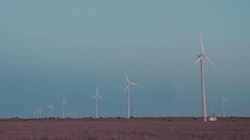 mulini a vento per elettrico energia produzione. vento generatori. vento fattorie. video