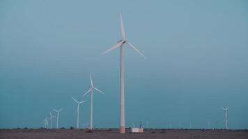 Wind Turbinen rotierend und Erstellen Grün ökologisch Energie. Wind Bauernhof im ein Grün Landschaft. nachhaltig Energie zum das gut von das Planet und Natur video