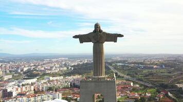 Lisboa, Portugal 27 junio 2023 Cristo el rey, Almada, Portugal. panorama Lisboa ciudad con hermosa puntos de referencia aéreo ver tajo río y 25 Delaware abril puente en antecedentes azul cielo video