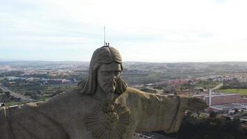 Lisbona, Portogallo 27 giugno 2023 Cristo il re, Almada, Portogallo. panorama Lisbona città con bellissimo punti di riferimento. aereo Visualizza tagus fiume e 25 de abril ponte nel sfondo blu cielo video