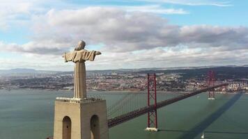 Lisbona, Portogallo 27 giugno 2023 Cristo il re, Almada, Portogallo. panorama Lisbona città con bellissimo punti di riferimento. aereo Visualizza tagus fiume e 25 de abril ponte nel sfondo blu cielo video