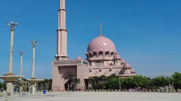 putra Jaya, Malaysia. Maggio 21, 2023. putra moschea o nel malese è Masjid putre è un' moschea quello era costruito nel 1997 utilizzando rosa rosso granito e consiste di tre funzionale le zone, preghiera camera, moschea cortile video