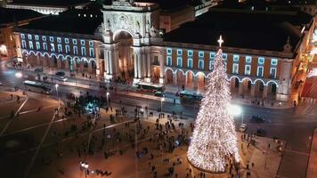 aereo Visualizza su illuminato Natale albero nel Lisbona su commercio quadrato, video