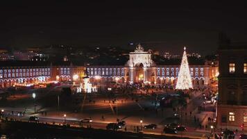 aéreo ver en iluminado Navidad árbol en Lisboa en comercio cuadrado, video