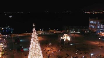 aereo Visualizza su illuminato Natale albero nel Lisbona su commercio quadrato, video