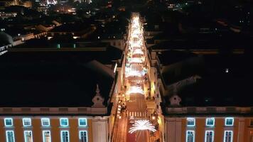 antenne visie Aan verlichte Kerstmis boom in Lissabon Aan handel vierkant, video