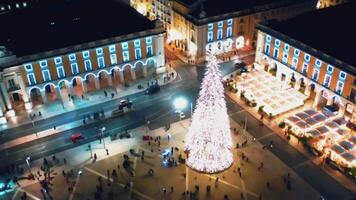 aereo Visualizza su illuminato Natale albero nel Lisbona su commercio quadrato, video