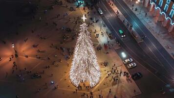 aéreo ver en iluminado Navidad árbol en Lisboa en comercio cuadrado video