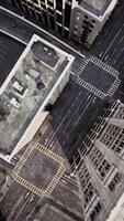 aereo città Visualizza con incrocio stradale e edifici video